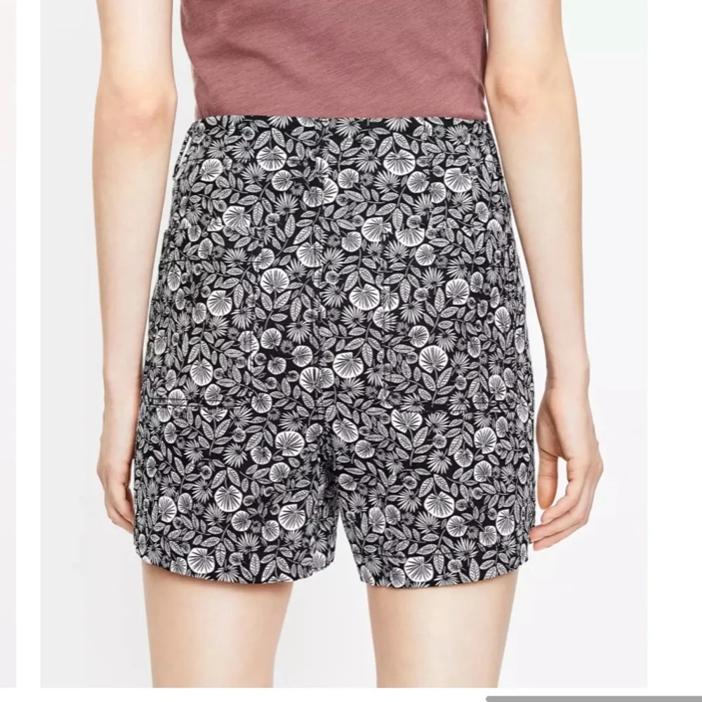 NWT LOFT‎ Women's Button Front Structured Shorts In Palm Leaf